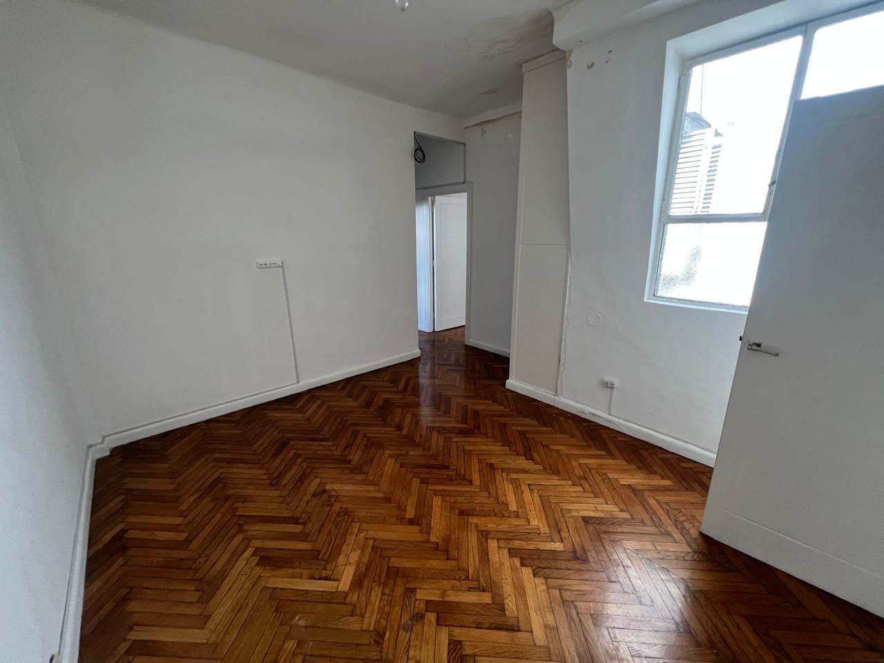 Departamento de 4 ambientes en  Venta en Balvanera. SARMIENTO al 1700. Imagen 1